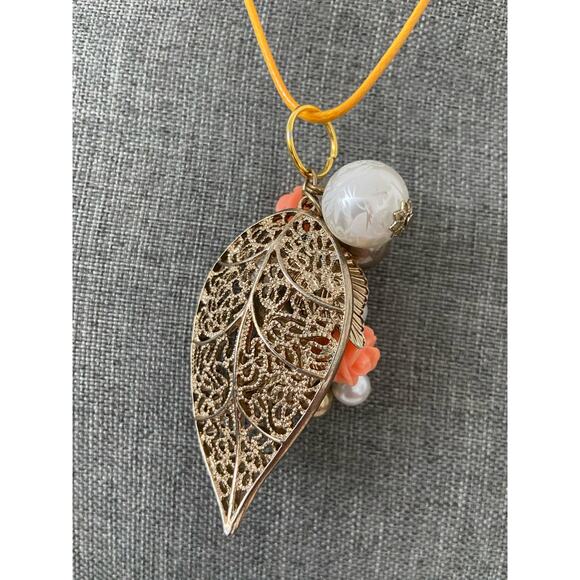 leaf pendant necklace - Picture 3 of 4